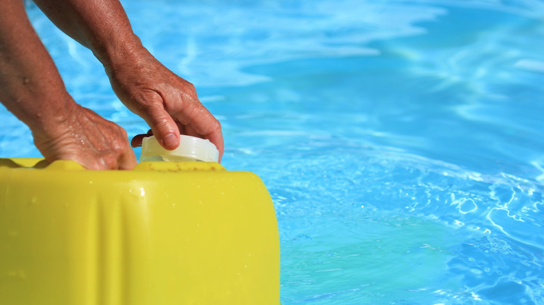 میزان استاندارد کلر استخر شنا چگونه تعیین می شود؟